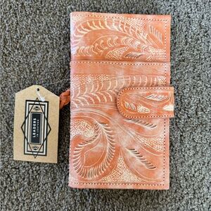 NWT! Leaders in Leather -Leather Wallet - magnetic closure -Vaquetta coral color